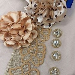 Κουμπί διάφανο με διακοσμητικές πέτρες σε σχήμα λουλούδι 2,5 cm 