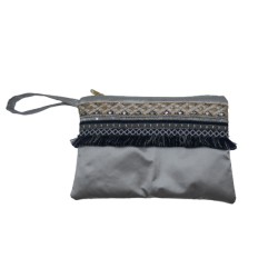 Σατέν τσαντάκι ασημί με τρέσα στυλ μποχο glamorous 20x30 