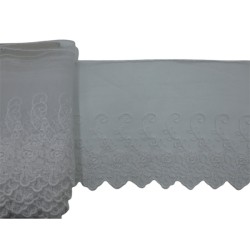 Δαντέλα σαντιγί  κεντημένη στο τελείωμα 13cm