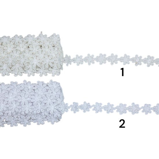 Κυπούρ μοτίφ λουλούδι σε λευκό και εκρού 1cm ()