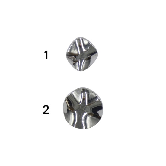 Κουμπί ασημί μεταλλικό με λεπτομέρεια ()