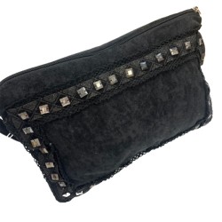 Τσαντακι μαυρο με βελουδινη υφη και διακοσμητικες πετρες