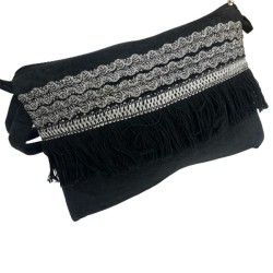 Τσαντάκι μαύρο  με ασημί τρέσα και κροσι