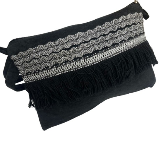 Τσαντάκι μαύρο  με ασημί τρέσα και κροσι ()