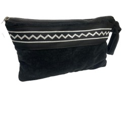 Βελούδινο μαύρο τσαντάκι διακοσμημένο με μποχο τρέσα 