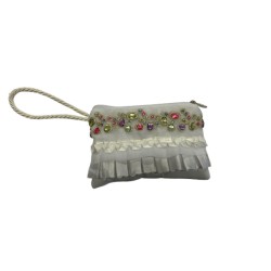 Υφασμάτινο τσαντάκι λευκό με πλισέ τρέσα και πολύχρωμες διακοσμητικές πέτρες 